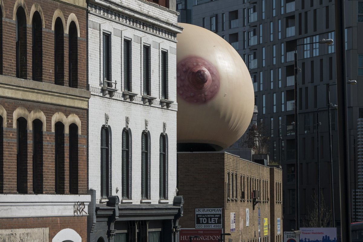 Seio gigante em campanha pró-amamentação