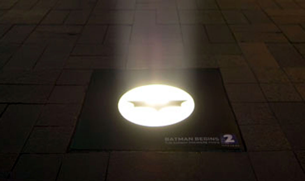 Ação transforma luzes de chão em BatSinal para promover filme do Batman