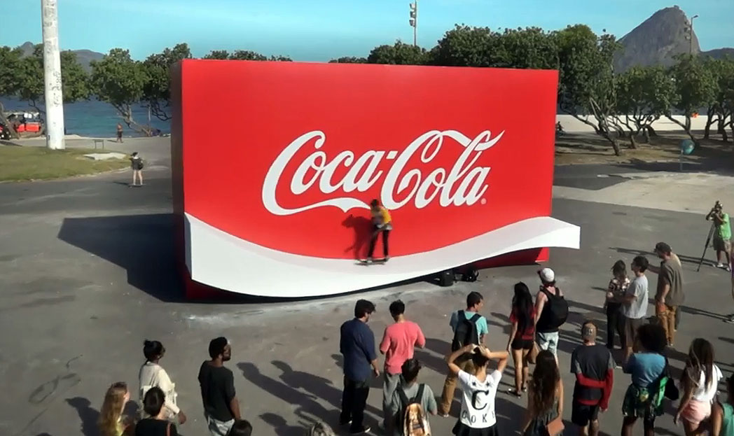 Coca-Cola cria outdoor que vira rampa de skate