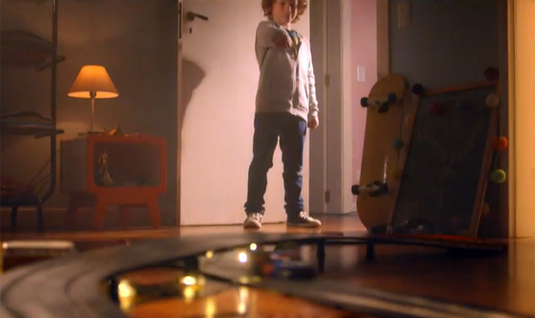 Menino com dom de gerar energia é homenagem ao Dia do Eletricista