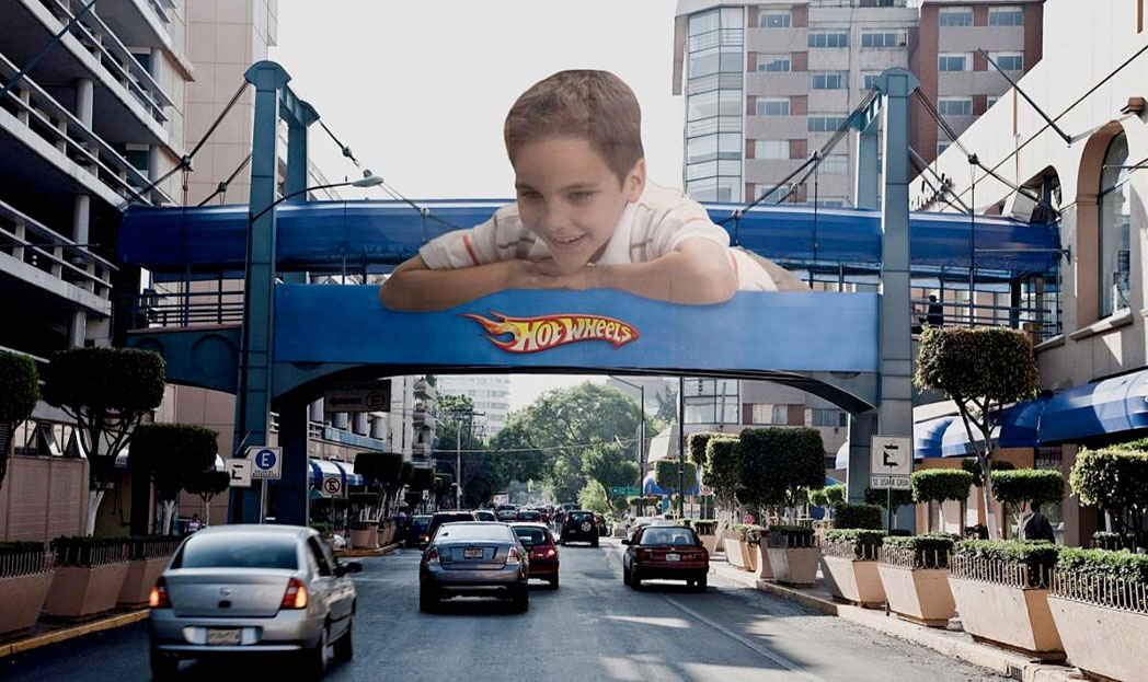 Intervenção em passarela da Hot Wheels transforma carros reais em brinquedos