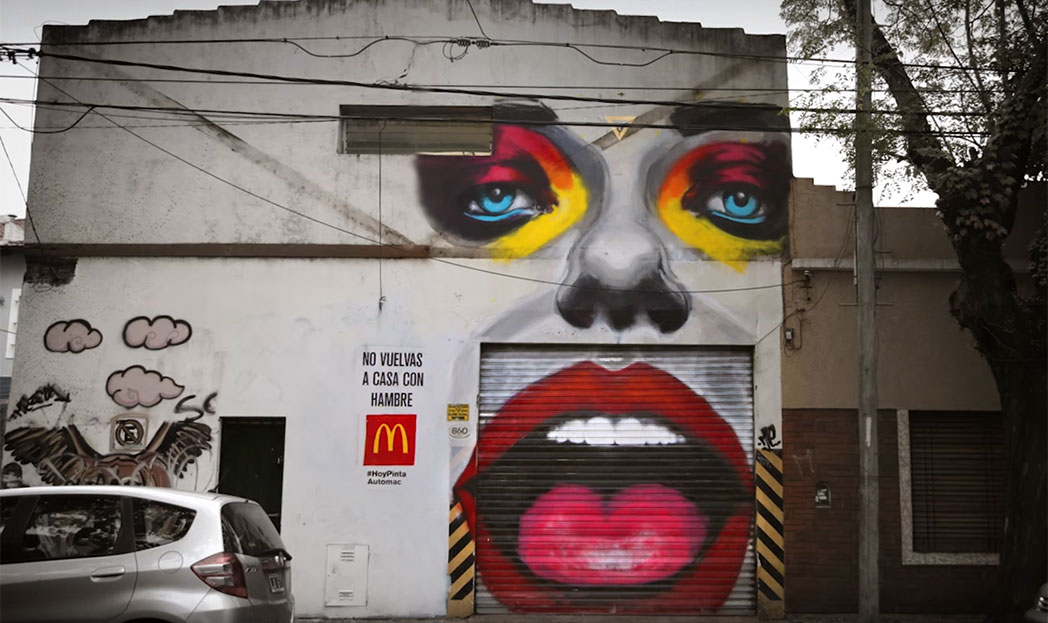 McDonald’s usa grafites para sinalizar drive-thru mais próximo