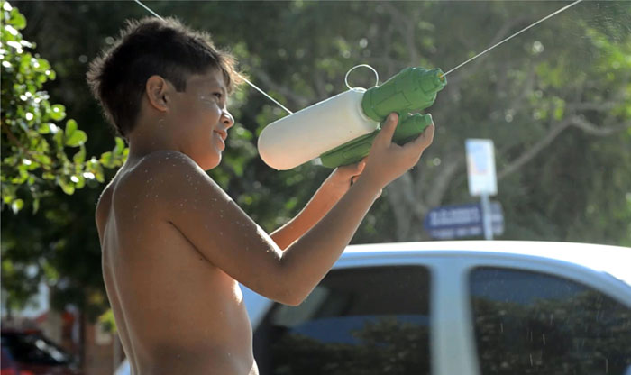 Que tal passar protetor solar usando uma pistola de água?