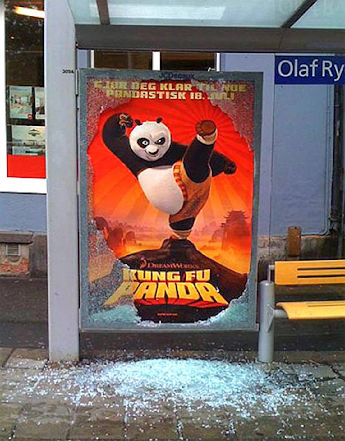 Ação em Abrigo de ônibus para promover Kung Fu Panda