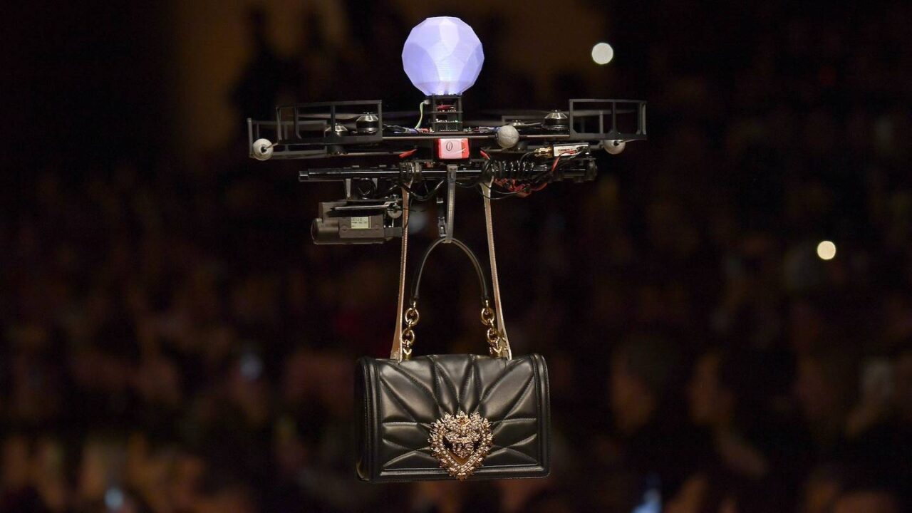 Drones desfilam com bolsas da Dolce&Gabbana