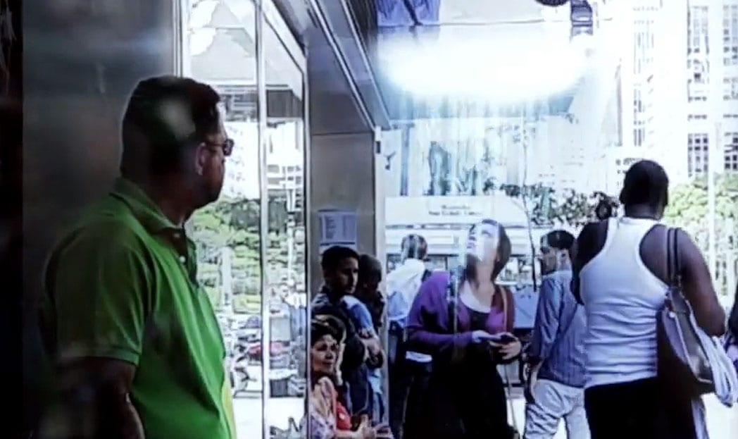 Qualcomm e LG Transformam Ponto de Ônibus em Máquina de Teletransporte