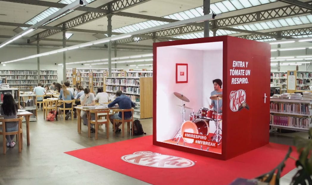 Kit Kat Instala Caixa à Prova de Som em Biblioteca para dar uma Pausa nos Estudos