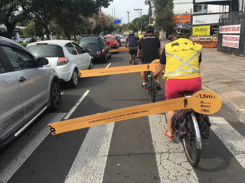 Ciclistas usam régua gigante para alertar sobre distância segura