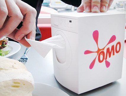 OMO cria Mini Máquinas de Lavar que é um Porta guardanapos
