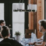 Imagem humanizada relacionada a Inteligência Artificial para Empresas